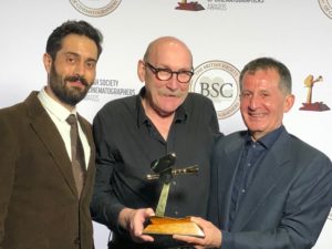 The boys who all worked on ”1917” accepting award for Roger Deakins. From left to right: Trinity rig camera operator Charlie Rizek, Gaffer John ”Biggles” Higgins and Steadicam operator Peter Cavaciuti.